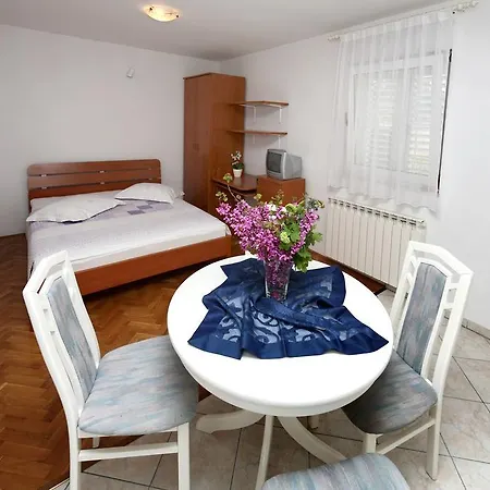 In Beautiful Split Appartement